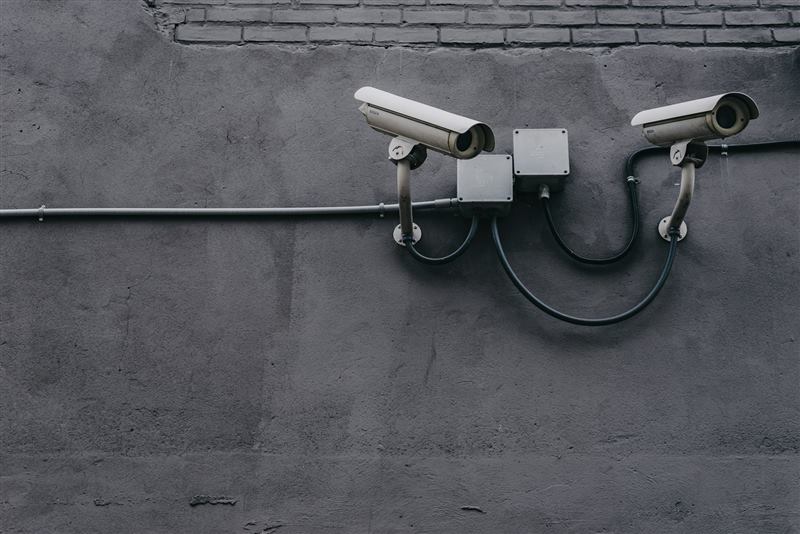 Dwie kamery monitoringu na ścianie budynku